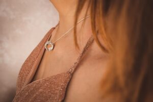 デコルテのニキビ跡を効果的に改善する方法は？