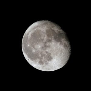 ニキビのクレーターを効果的に隠す方法は？