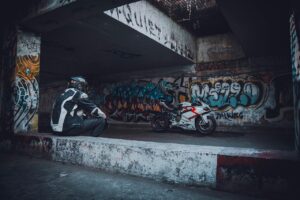 ニキビ跡は一生治らないのか？