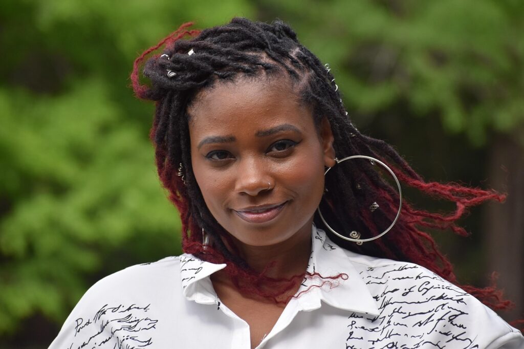 30代男性のニキビ跡に対するエステと医療の違いは何ですか？