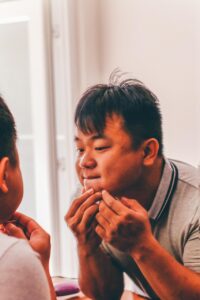 ニキビ跡の男が洗顔を1日何回するべきか、効果的な方法は？